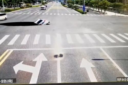 Xe hơi rơi xuống 'hố tử thần' ngay giữa giao lộ ở Trung Quốc