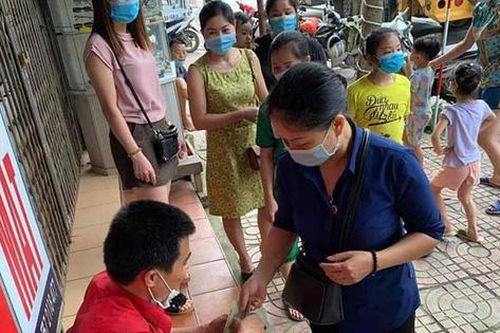 Tài xế bẻ lái, tông nát 13 xe máy để cứu 2 người được giúp đỡ hơn 800 triệu đồng