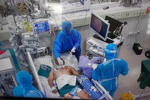 Vất vả nội soi giải phóng đờm cho bệnh nhân COVID-19 nặng