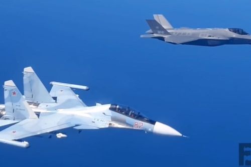 Su-30SM Nga áp sát buộc F-35 NATO phải đổi hướng bay