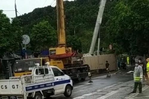 Quảng Ninh: Xe container gặp tai nạn khiến đường tắc 6 tiếng