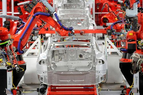 AI đã giúp Tesla sản xuất xe hàng loạt như thế nào?