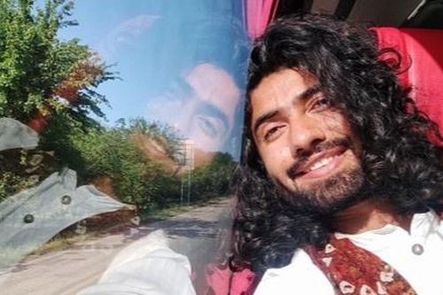 Người đàn ông bị tạm giam vì nuôi tóc dài ở Pakistan