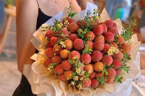 Bó hoa làm từ vải thiều giá một triệu đồng