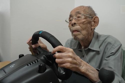 Cụ ông 93 tuổi nổi tiếng khi lái xe mô phỏng tại nhà