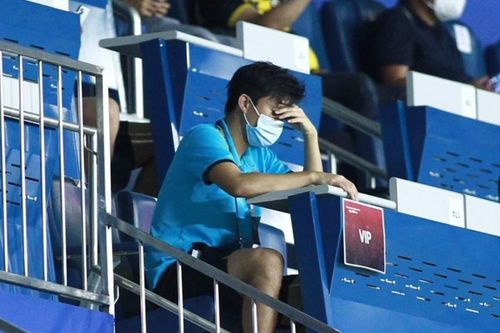 Tuấn Anh đọc sách trong lúc đồng đội khởi động