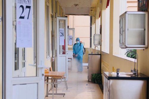 Chùm ảnh: Phun khử khuẩn các điểm thi ở Thanh Xuân, sẵn sàng cho kỳ thi vào lớp 10 an toàn