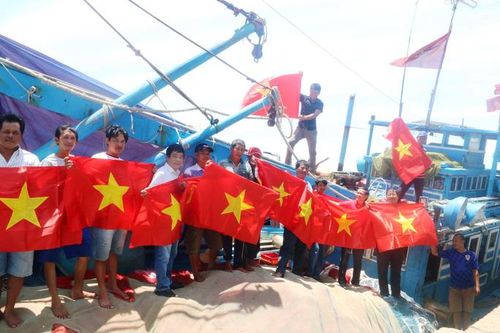 Chủ tịch nước Nguyễn Xuân Phúc gửi 5.000 lá cờ Tổ quốc để tặng ngư dân