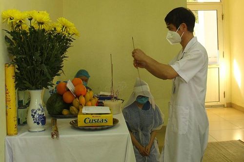 Nữ điều dưỡng chịu tang mẹ trong bệnh viện dã chiến