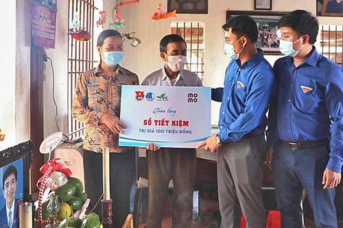 Trao sổ tiết kiệm 100 triệu đồng tặng hai thanh niên hy sinh cứu người