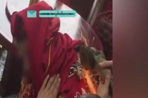 Chú rể bị xích cổ trong đám cưới và giải cứu có 1-0-2