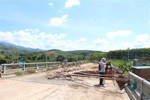 Kon Tum: Sạt mố cầu, dân 2 xã và học sinh phải đi đường vòng xa hơn vài km