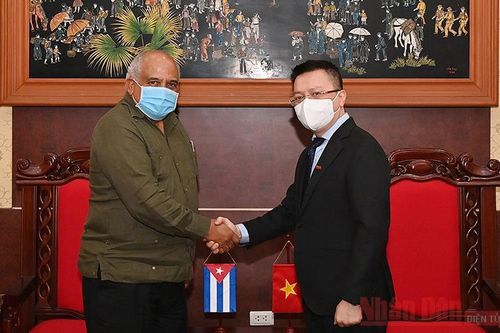 Đại sứ Cuba thăm, chúc mừng Báo Nhân Dân