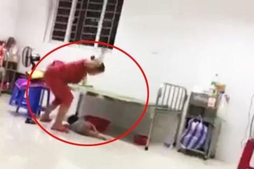 Người mẹ đánh con tới tấp trong bệnh viện