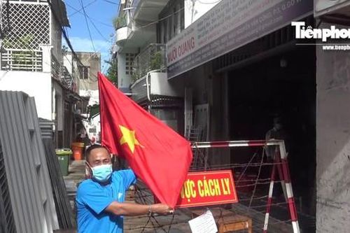 Người dân ở tâm dịch Gò Vấp vui mừng khi được gỡ phong tỏa