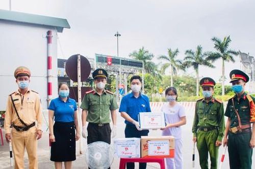 Áo xanh tình nguyện xứ Nghệ xung phong vào điểm nóng, sẵn sàng hỗ trợ tuyến đầu chống dịch
