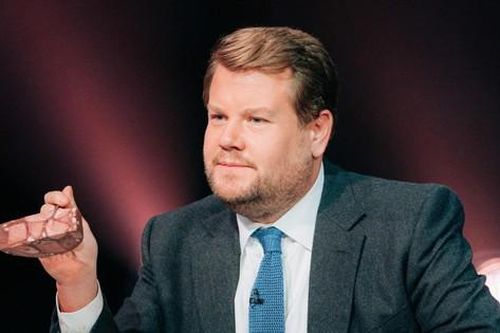MC đình đám James Corden bị 'ném đá' dữ dội vì chê trứng vịt lộn, chân gà