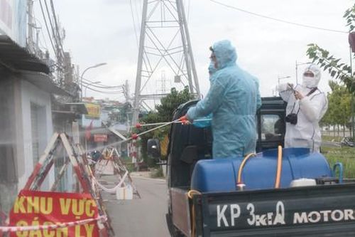 Quân đội phun hóa chất khử khuẩn điểm nóng ổ dịch COVID-19 ở TP Thủ Đức