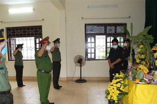 Bố mất đột ngột, chiến sĩ cảnh sát cơ động nén đau thương ở lại chống dịch