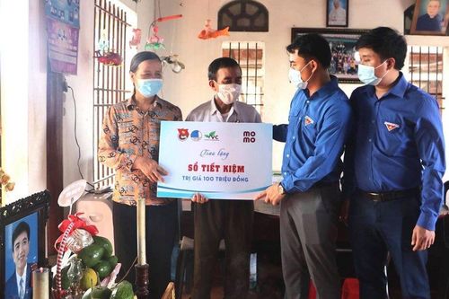Trao sổ tiết kiệm cho gia đình hai nam sinh dũng cảm cứu bạn thoát khỏi đuối nước
