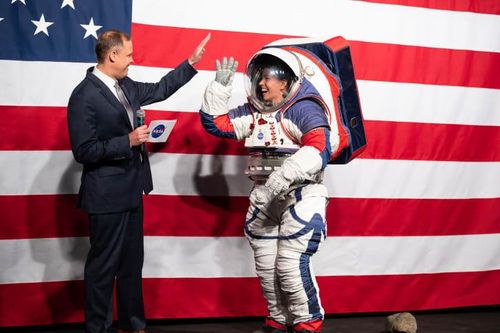 NASA ra mắt bộ đồ phi hành gia giá 300 triệu USD để khám phá Mặt Trăng