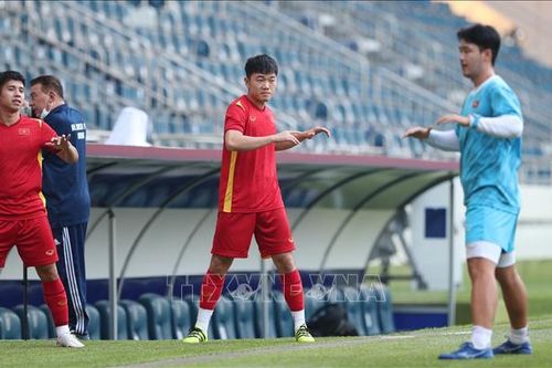 Người dân Đà Nẵng xem bóng đá tại nhà để phòng, chống dịch COVID-19
