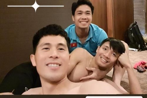 Đình Trọng khoe ảnh nóng bỏng cùng Công Phượng và Dũng '6 múi'