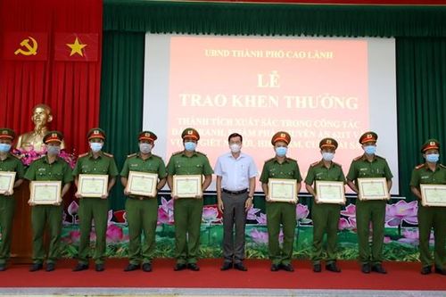 Khen thưởng 21 cá nhân có thành tích xuất sắc trong điều tra, khám phá chuyên án