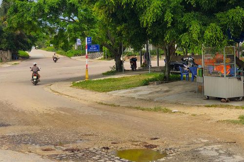 'Ổ voi' ngay vòng xoay ngã 5 Ngô Mây