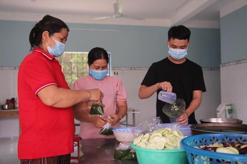 Ấm áp tình người ở khu cách ly