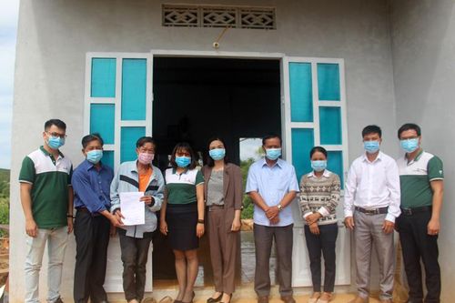 Trao nhà đại đoàn kết cho hộ nghèo vùng sâu