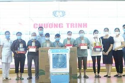 Trao tặng quạt điều hòa cho các bệnh nhân chạy thận