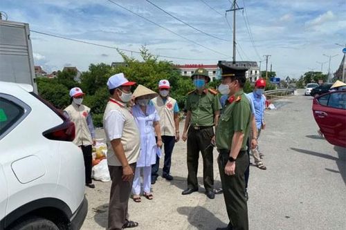 Hà Tĩnh: Linh mục Nguyễn Huy Tuấn và bà con giáo dân Can Lộc đồng hành với chính quyền trong phòng, chống dịch Covid-19