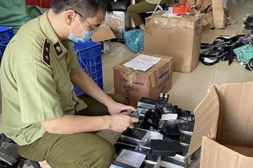 Thu giữ nhiều loại mỹ phẩm không chứng từ, giả nhãn hiệu