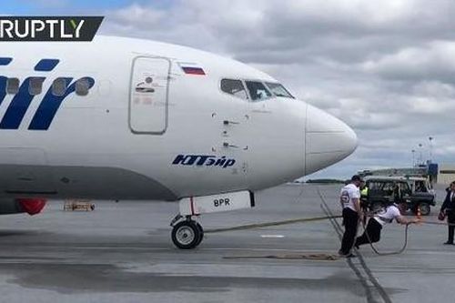 Clip lực sĩ Nga kéo máy bay nặng 40 tấn di chuyển 15m