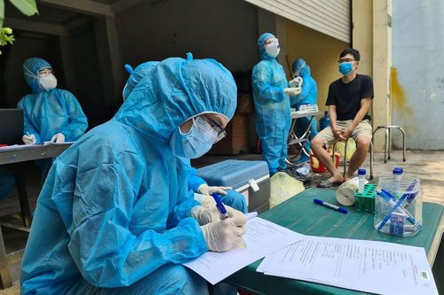 Nhân viên y tế mắc COVID-19: TP.HCM cảnh báo nguy cơ dịch lan từ bệnh viện