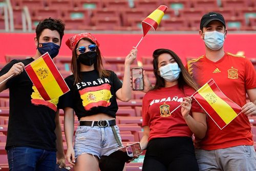 Dân châu Âu xem EURO 2020: Hành trình khắc nghiệt giữa mùa COVID-19