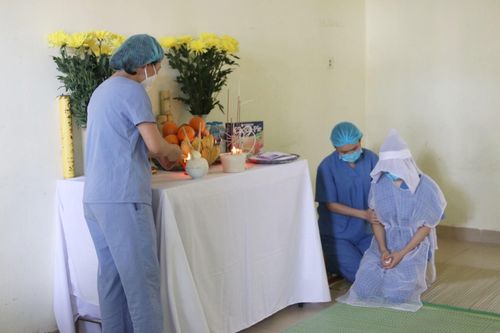 Không thể bên mẹ lần cuối, nữ điều dưỡng bái vọng trước bàn thờ ở khu cách ly