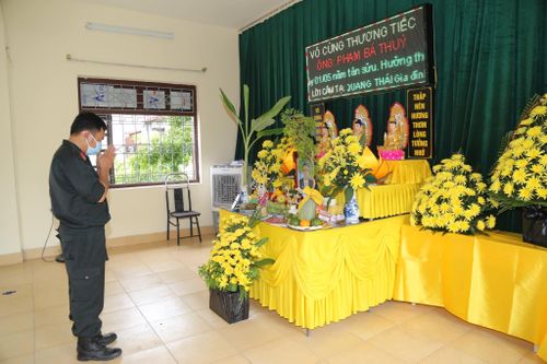 Bố mất không thể về chịu tang, chiến sĩ CSCĐ bái vọng giữa tâm dịch Bắc Ninh