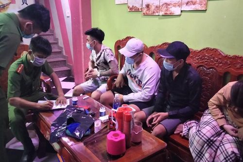 18 nam nữ 'phê' ma túy trong quán karaoke bất chấp dịch COVID-19 ở Long An