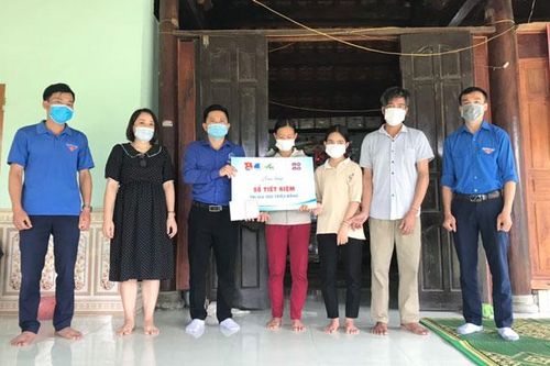 Trao tặng sổ tiết kiệm tới gia đình hai thanh niên dũng cảm