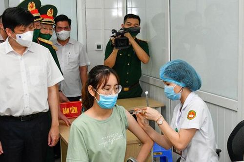 200 tình nguyện viên được tiêm thử nghiệm giai đoạn 3 vắc xin phòng Covid-19 của Việt Nam