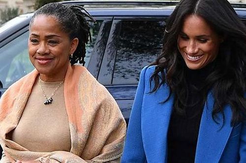 Mẹ Meghan đang giúp chăm Lilibet