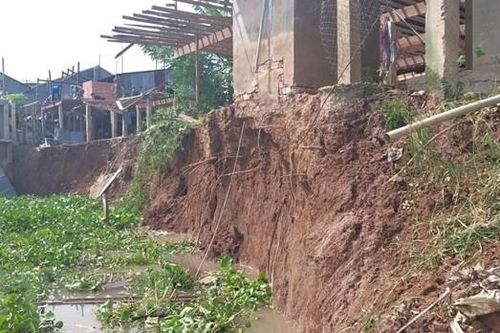 An Giang: Sạt lở, nhiều căn nhà nguy cơ rơi xuống sông