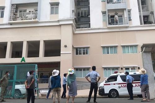 Một phụ nữ rơi từ tầng 10 xuống đất, tử vong tại chỗ