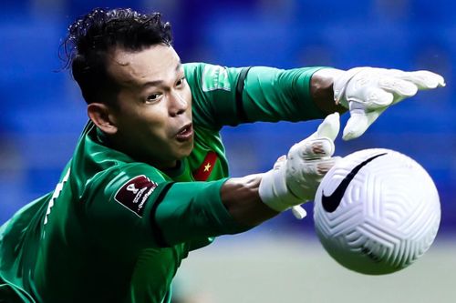 Tấn Trường 2 lần bay người cứu thua cho tuyển Việt Nam