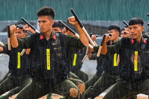 Tân binh cảnh sát cơ động diễn tập trấn áp bạo loạn