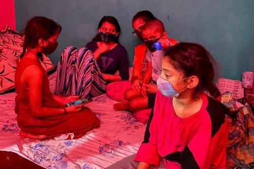 Cha mẹ đều mất vì Covid-19, cô gái một mình chăm 6 người em