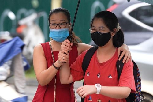 'Con trong phòng thi không lo lắng bằng cha mẹ ở ngoài'