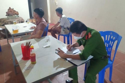Tụ tập uống bia và xem bóng đá, 10 người ở Bắc Giang bị xử lý